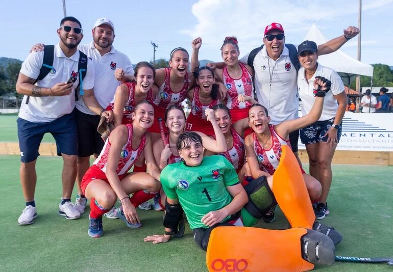 La selección paraguaya de hockey femenino (Las Aguará) festeja su pase al Mundial de Omán.