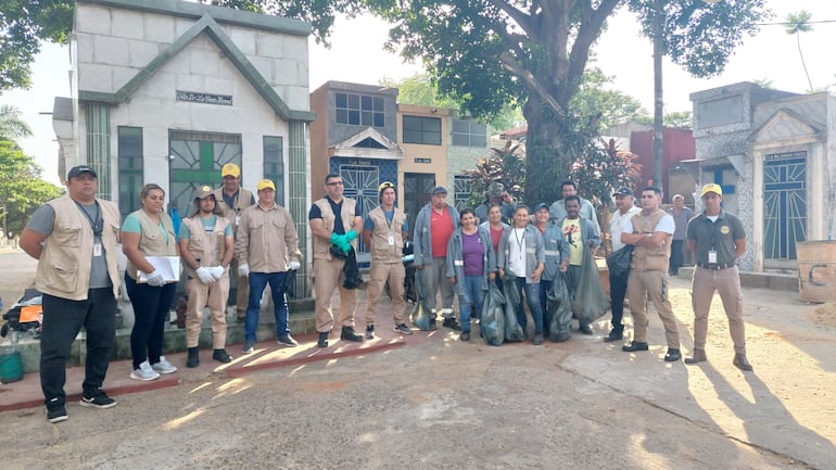 Los funcionarios del Senepa y la Municipalidad de Asunción que realizan la minga ambiental en el cementerio del Este, este jueves.