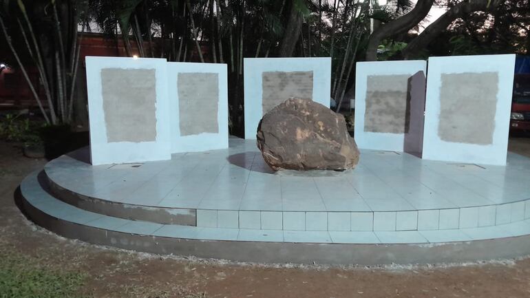 El futuro monumento en homenaje a los héroes villetanos de la Guerra del Chaco. Ubicado en la plaza de los Héroes. En la placas quedarán grabados los nombres, y la roca que significa la muralla viva que fue el ejercito paraguayo.