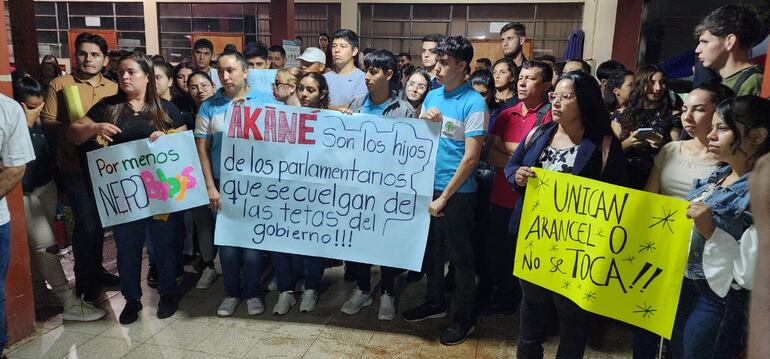 Estudiantes de Canindeyú se movilizaron, a pesar de la lluvia