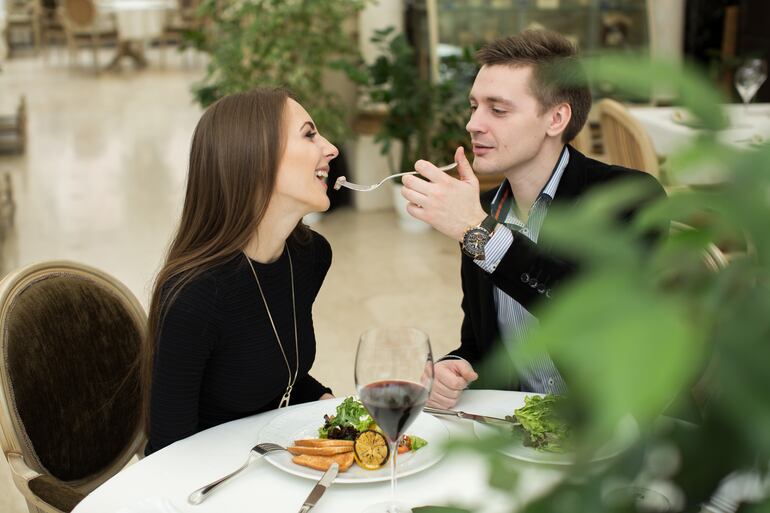 Pareja en un restaurante.