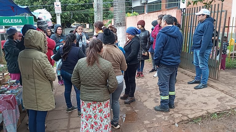 Varios padres de la Escuela Kennedy de Capiatá se reunieron y se manifestaron debido a varias irregularidades en la institución.