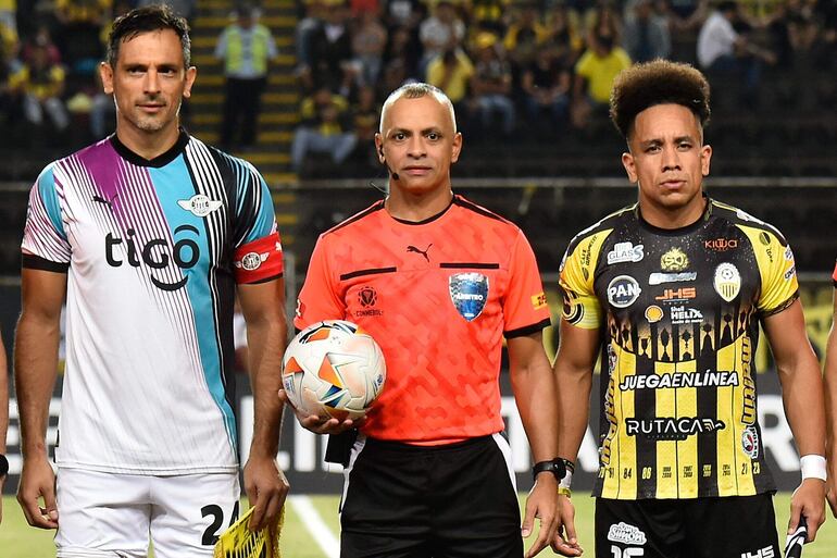 El delantero de Libertad Roque Santa Cruz (i), el árbitro brasileño Wilton Sampaio (centro) y el centrocampista del Táchira Maurice Cova (d) hacen gestos antes del inicio del partido de vuelta de la fase de grupos de la Copa Libertadores entre el Deportivo Táchira de Venezuela y el Libertad de Paraguay en el Polideportivo de Pueblo. Estadio Nuevo en San Cristóbal, Venezuela, el 7 de mayo de 2024. (Foto de Schneyder Mendoza/AFP)