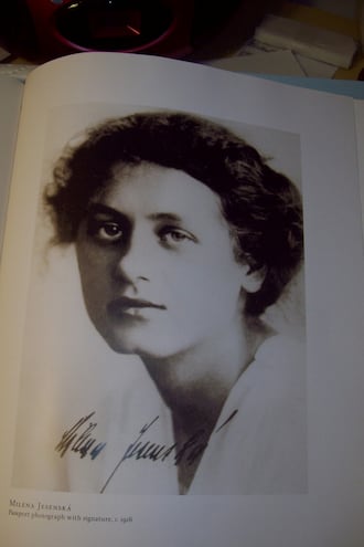 Fotografía de pasaporte y firma de Milena Jesenská, circa 1916