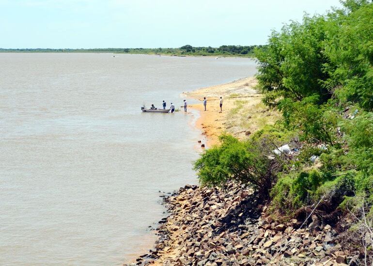 Vista del río Paraguay en la ciudad de Pilar, donde actualmente se registra un repunte del nivel de las aguas. (Archivo)