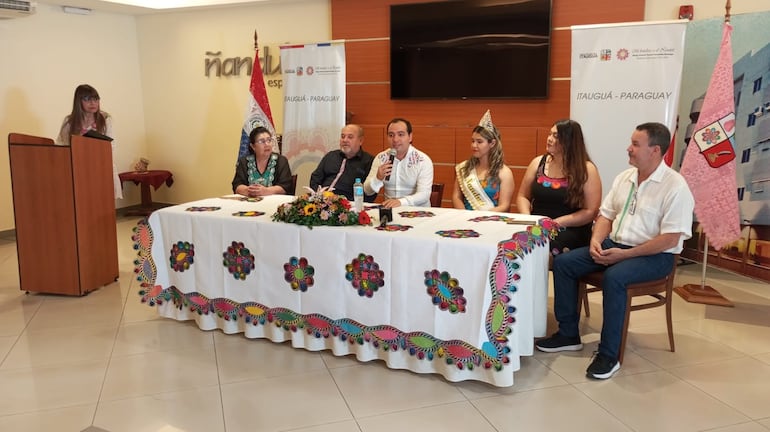 Acto de lanzamiento del Día del Ñandutí, que se celebra el segundo domingo de octubre, en Itauguá.