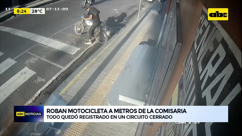 Video: Roban motocicleta a metros de la comisaría