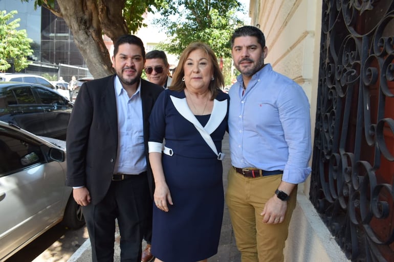 Nidia Rosa López se abraza con el intendente de Asunción Óscar "Nenecho" Rodríguez luego de asumir como titular de Dinacopa.