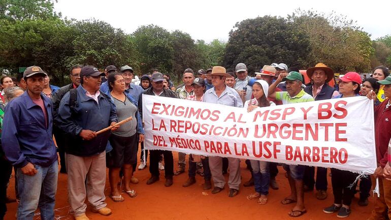 Manifestación de pobladores de Barbero para exigir justicia por el asesinato del médico Antonio Ortiz y el nombramiento de un nuevo médico.