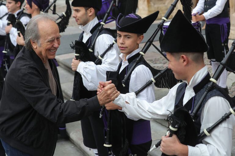 El cantautor catalán Joan Manuel Serrat es recibido a las puertas del Hotel de la Reconquista de Oviedo al son de las gaitas, tres días antes de recoger el Premio Princesa de Asturias de las Letras que se le ha concedido por su trayectoria artística y por ser un referente cívico al servicio de la tolerancia. 