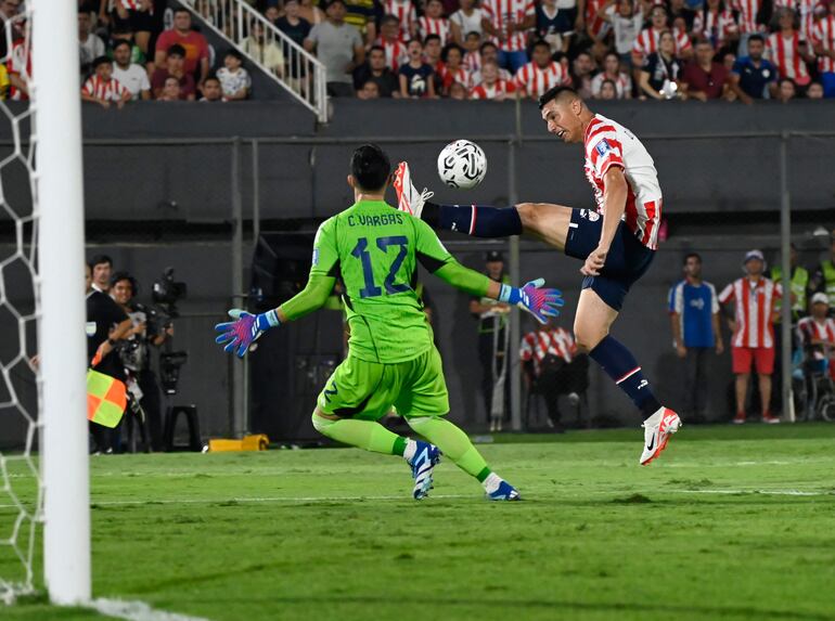 El único mundialista y goleador activo de la selección paraguaya, Óscar Tacuara Cardozo, ingresó a falta de cinco minutos al tiempo reglamentario y estuvo cerca de marcar al arquero Vargas.