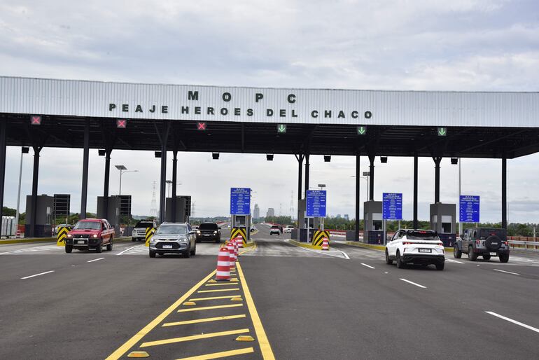 Pocos vehículos circularon ayer en el primer día de habilitación del Puente Héroes del Chaco. Los usuarios cuestionaron la elevada tarifa del peaje.