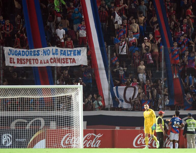 Los hinchas demostraron su malestar ante el mal momento del equipo de Facundo Sava