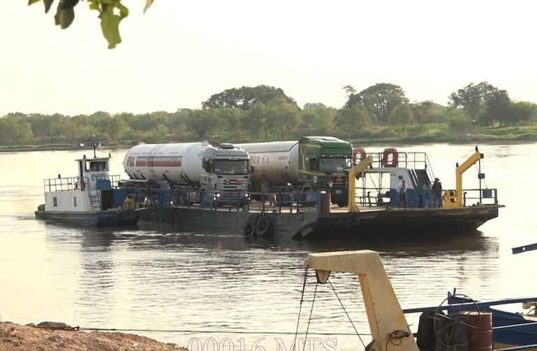 Camiones transportadores de gas liberados en el puerto Itá Enramada.