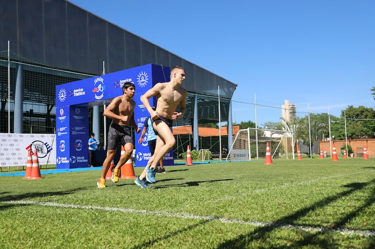 Competencia de acuatlón en la primera fecha de la Fepatri.