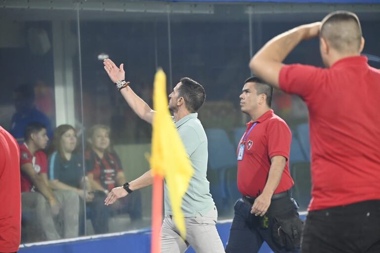 Manolo Jiménez, entrenador de Cerro Porteño, lanza un beso a los hinchas en la zona de Preferencia después del partido ante Sportivo Trinidense por la décima fecha del torneo Clausura 2024 del fútbol paraguayo en el estadio La Nueva Olla, en Asunción, Paraguay.