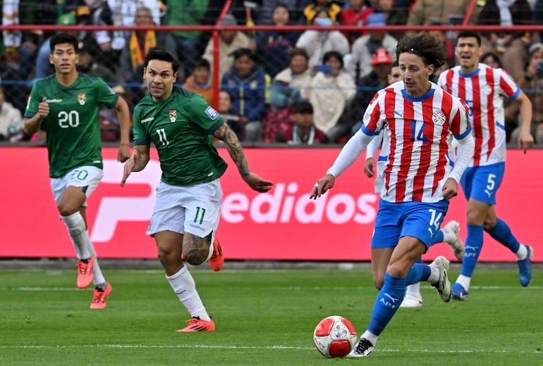 Matías Galarza, jugador de la selección de Paraguay, domina el balón en el partido frente a Bolivia por la fecha 12 de las Eliminatorias Sudamericanas 2026 en el estadio Municipal, en El Alto, Bolivia.