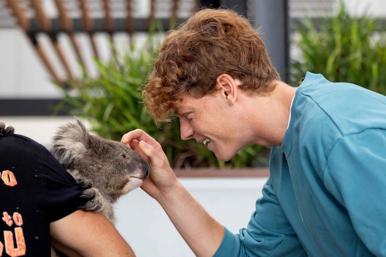 El italiano Jannik Sinner “saluda” a un koala este viernes tras la conferencia de prensa en el Melbourne Park.