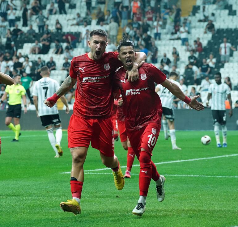 Óscar Romero (d) marcó ayer el gol del empate para su equipo en Turquía.