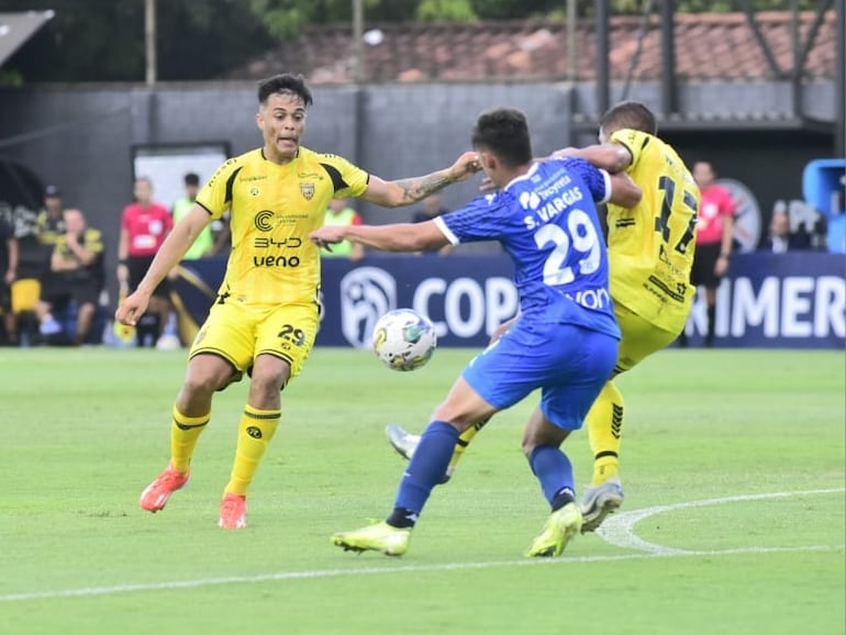 Wilfrido Báez (17), jugador de Recoleta FC, pelea por el balón en un partido frente a Nacional por la cuarta fecha del torneo Apertura 2025 del fútbol paraguayo en el estadio Martín Torres, en Asunción, Paraguay.