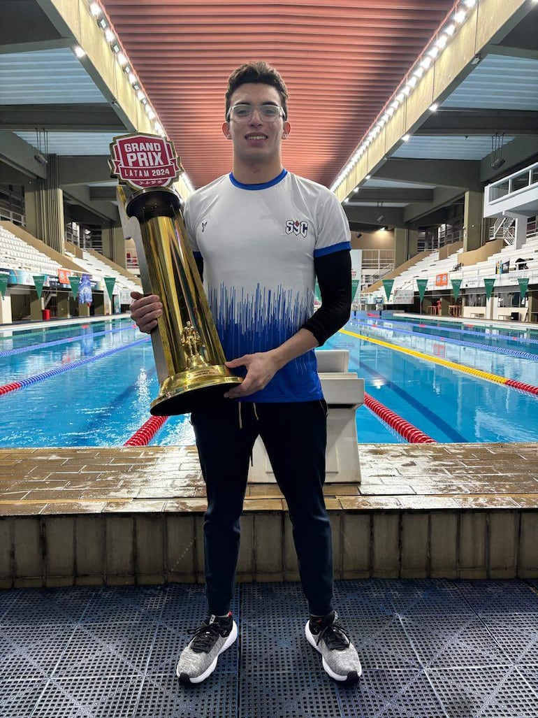 El nadador paraguayo Camilo Villalba fue el  destacado atleta del SYC que se alzó nada menos que cuatro  medallas en el Grand Prix Latam 2024.