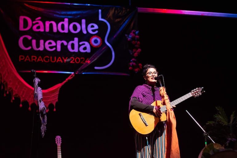 La cantautora paraguaya María Ríos en un momento de su presentación.