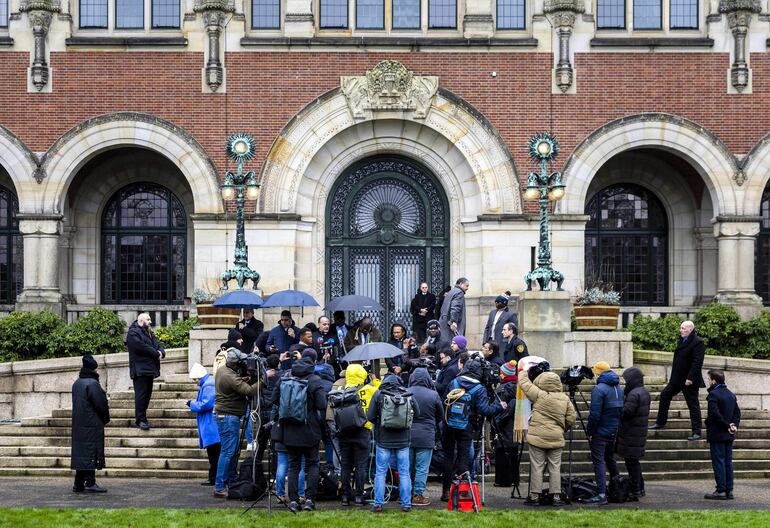 Hague (Netherlands), 12/01/2024.- Ronald Lamola, Minister of Justice of South Africa, speaks to the press in front of the International Court of Justice (ICJ), after the second day of the hearing of the genocide case against Israel, brought by South Africa, in The Hague, The Netherlands, 12 January 2024. According to the South Africans, Israel is currently committing genocidal acts against Palestinians in the Gaza Strip, the allegations which has been denied by Israel. Thousands of Israelis and Palestinians have been killed since the militant group Hamas launched an unprecedented attack on Israel from the Gaza Strip on 07 October, and the Israeli strikes on the Palestinian enclave which followed it. (Países Bajos; Holanda, Sudáfrica, La Haya) EFE/EPA/REMKO DE WAAL
