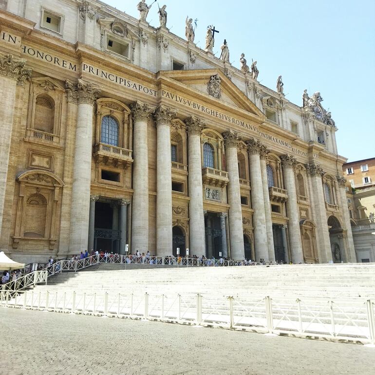 Miles de peregrinos, turistas y curiosos de la historia llegan a diario hasta la Basílica de San Pedro.