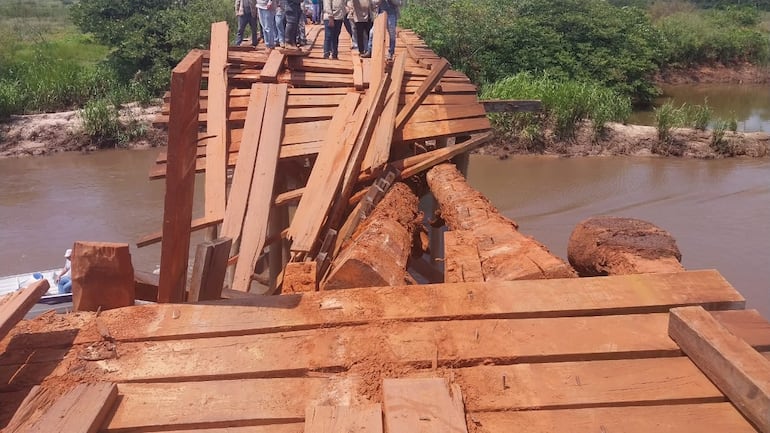 El puente cedió justo cuando el camión se encontraba pasando por el medio mismo de la estructura.