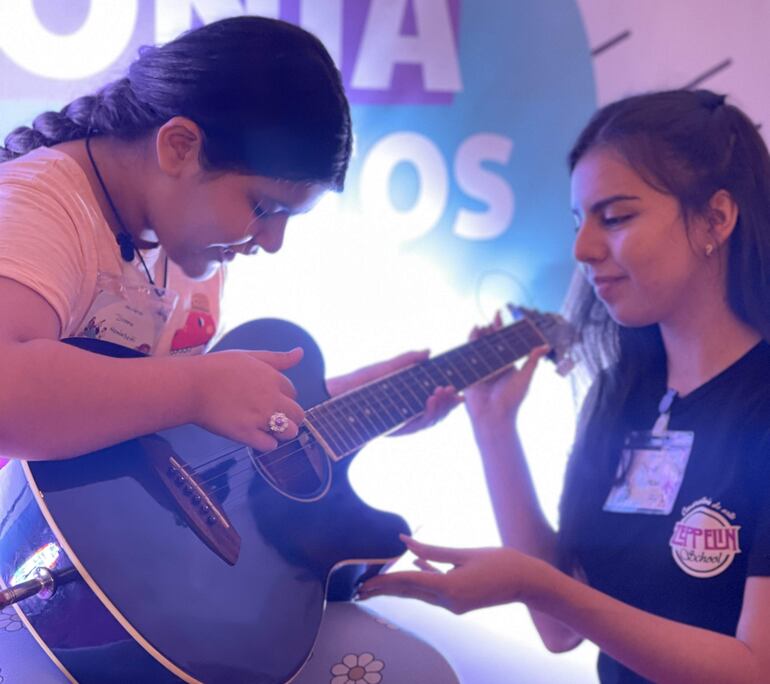 Los participantes acceden a clases de guitarra y otros instrumentos musicales.