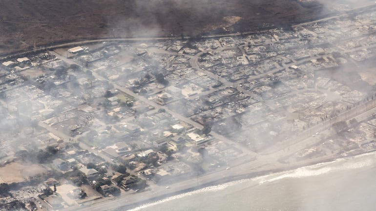 Vista aérea de los edificios dañados en Lahaina, Hawái, como consecuencia de un gran incendio forestal.