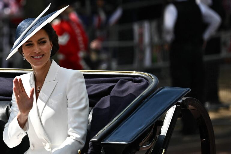 La Duquesa de Cambridge, Catherine, impactante con un traje blanco y sombrero a tono.  (AFP)