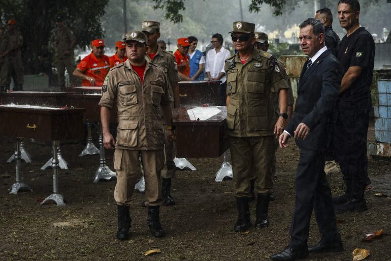 Fotografía del funeral este jueves de los nueve cuerpos de la embarcación encontrada a la deriva en el río Caeté, el pasado 13 de abril de 2024, en la ciudad de Belém (Brasil). El entierro de los cuerpos fue realizado por las instituciones que participaron en el rescate de las víctimas, entre ellas la Marina, los Bomberos y la Policía del Pará. 
