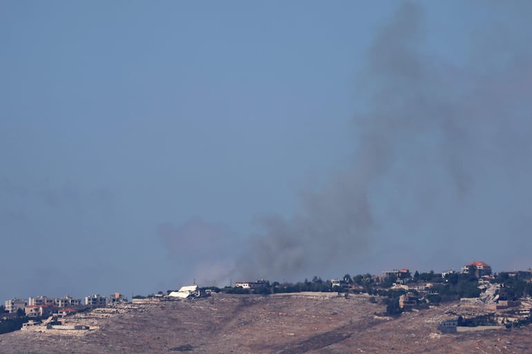 Undisclosed (Israel), 30/09/2024.- El humo se eleva como resultado de un ataque aéreo israelí cerca de la aldea de Maroun El Ras en el sur del Líbano, visto desde el lado israelí de la frontera, al norte de Israel.