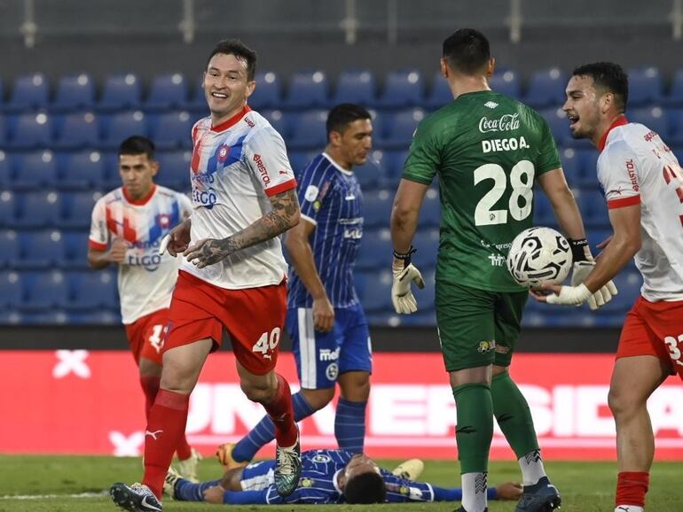 Fernando Fernández (i), futbolista de Cerro Porteño, celebra un gol en el partido frente a Sol de América por la octava fecha del torneo Apertura 2024, fútbol paraguayo en el estadio Defensores del Chaco, en Asunción, Paraguay.