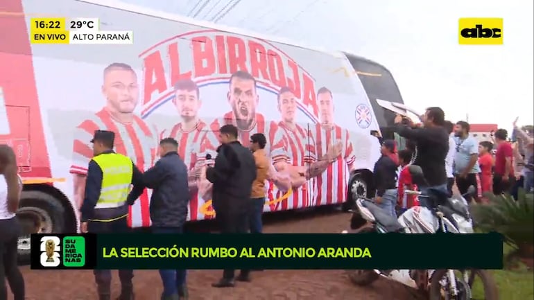 La Selección Paraguaya de Fútbol saliendo del Complejo Internacional del Este (CIDE).