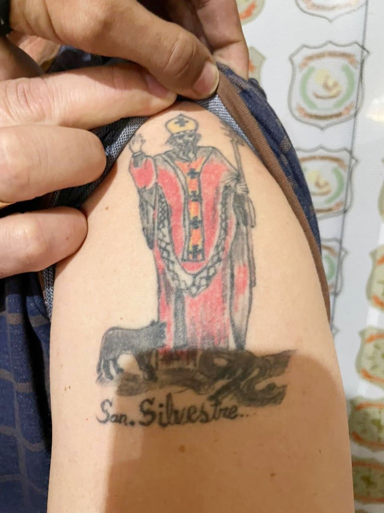 El tatuaje de San Silvestre que tiene el supuesto narco preso.