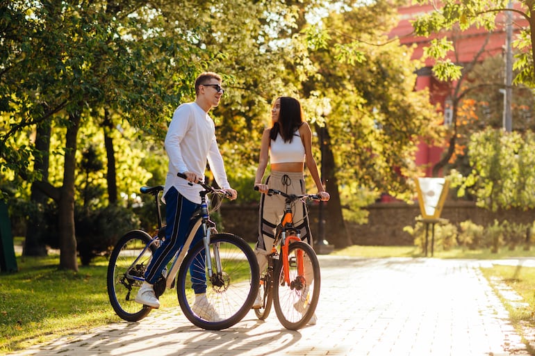 Una pareja en bicicleta.