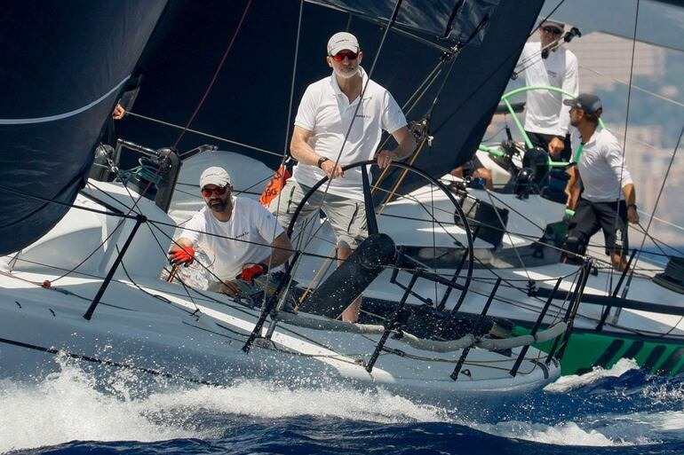 El Rey Felipe VI participa este jueves en la tercera regata de la 42 Copa del Rey de Vela en Palma de Mallorca.