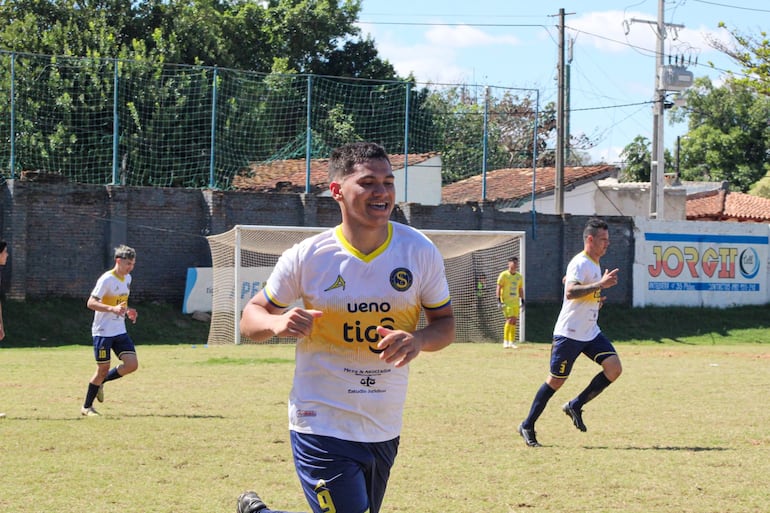 El goleador Fabián Ezequiel Cubilla celebra uno de los tantos que marcó ayer en el triunfo de Sport Colonial, en el barrio Santa Ana. (Foto: APF)