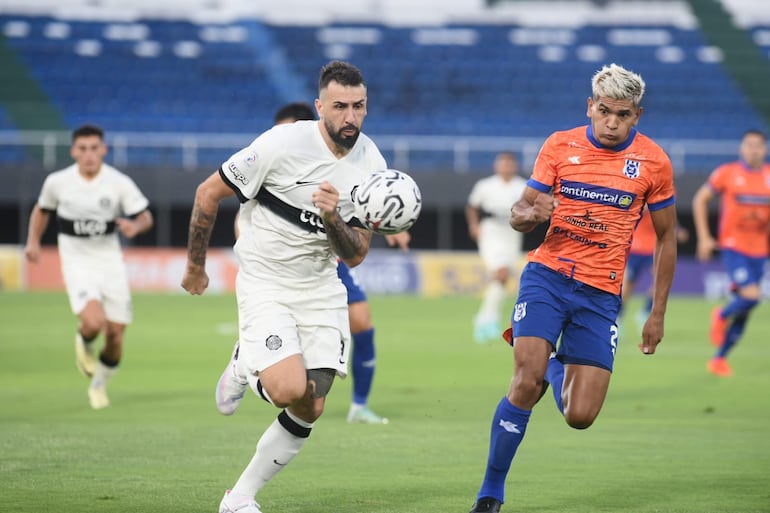 Lucas Pratto se lleva el balón ante la marca de Miguel Barreto