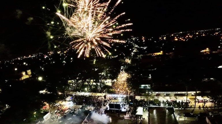 Espectáculo de fuegos artificiales para festejar el inicio del día de la protectora de Hernandarias, Nuestra Señora de la Asunción, a la medianoche del 15 de agosto. 