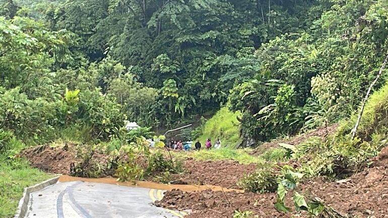 Al menos 18 personas murieron este viernes sepultadas por dos derrumbes de tierra ocurridos en una carretera de Colombia.