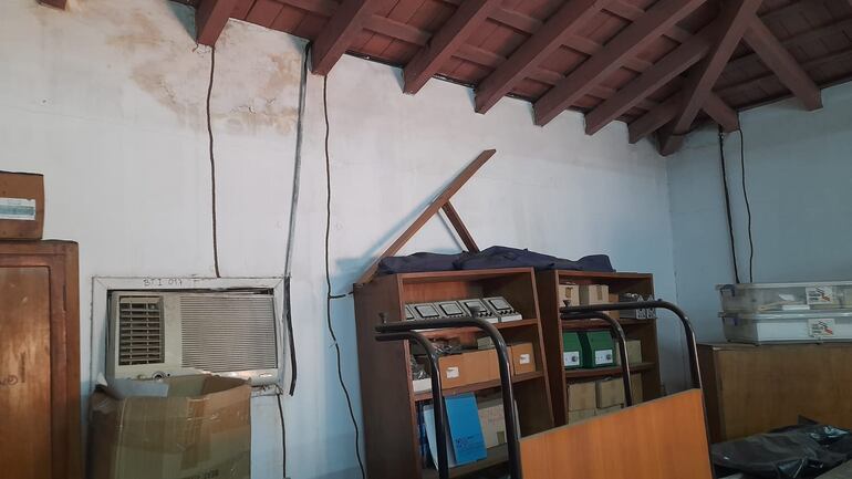 Instalaciones eléctricas del Colegio Alvarín Romero en pésimo estado.