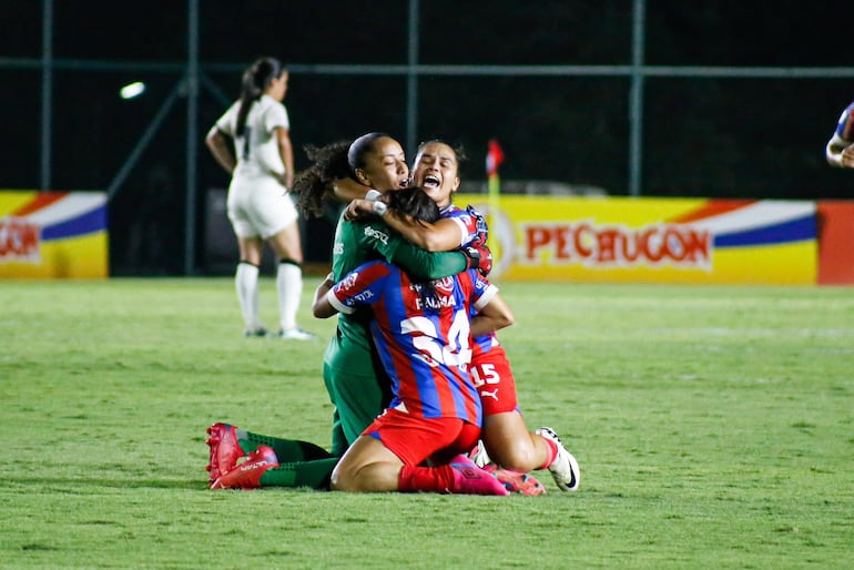 Las jugadoras de Cerro Porteño celebran un gol en el partido frente a Olimpia por la final de la Copa Paraguay Femenina 2024 en el estadio CARFEM, en Ypané.