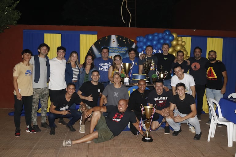 Jugadores y dirigentes de Luque Handball, que se alzó con casi todos los torneos de la temporada en el balonmano masculino.