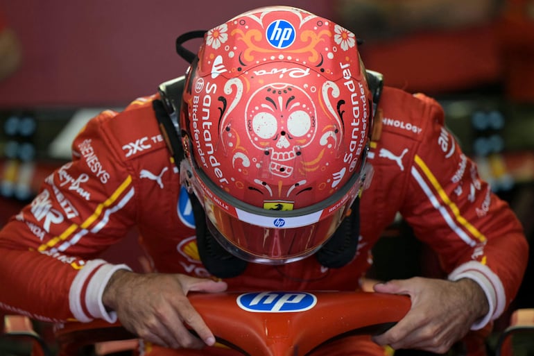 El particular diseño del casco del piloto español Carlos Sainz para este GP de México.