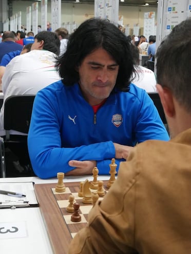 El GM paraguayo José Cubas durante una partida.