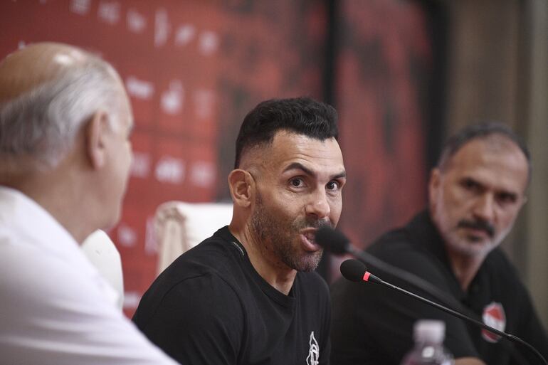 Carlos Tévez, durante su renovación con Independiente.