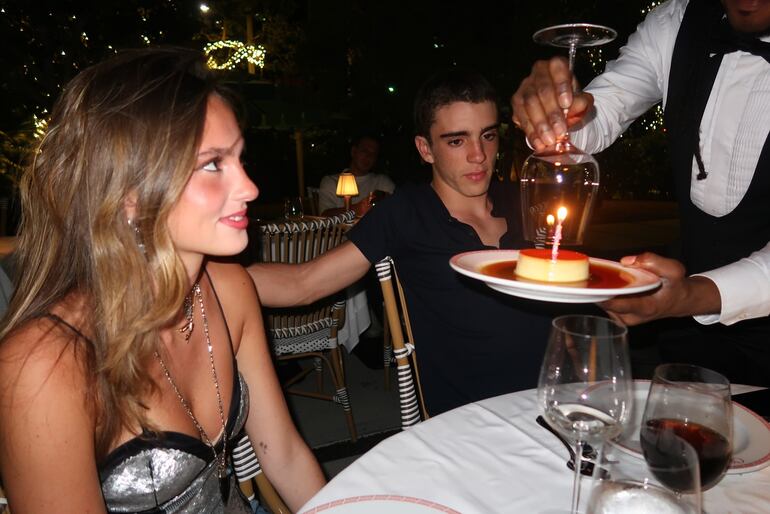 La cumpleañera Paloma a punto de apagar la velita ante la mirada de su hermano Dante. (Instagram/Karen Martínez)